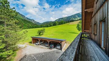 Comfort-Penthouse, 2 Schlafzimmer, Balkon, Bergblick | Blick auf die Berge