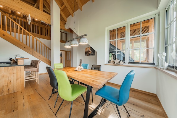 Comfort Penthouse, 2 Bedrooms, Balcony, Mountain View | In-room dining