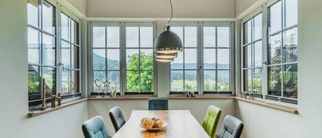 Comfort-Penthouse, 2 Schlafzimmer, Balkon, Bergblick | Essbereich im Zimmer