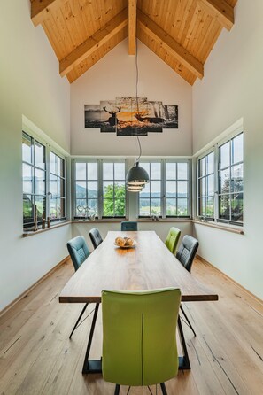 Comfort Penthouse, 2 Bedrooms, Balcony, Mountain View | In-room dining