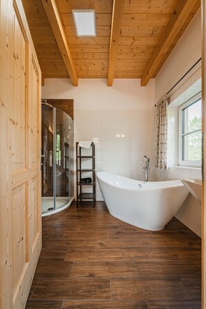 Comfort-Penthouse, 2 Schlafzimmer, Balkon, Bergblick | Badezimmer