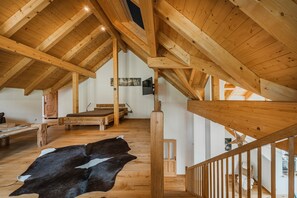 Penthouse Confort, 2 chambres, balcon, vue montagne | Coin séjour | Télévision à écran plat de 50 pouces avec chaînes par câble