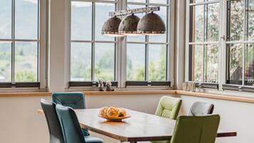 Comfort Penthouse, 2 Bedrooms, Balcony, Mountain View | In-room dining