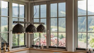 Comfort Penthouse, 2 Bedrooms, Balcony, Mountain View | In-room dining