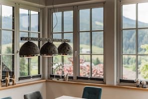 Comfort Penthouse, 2 Bedrooms, Balcony, Mountain View | In-room dining