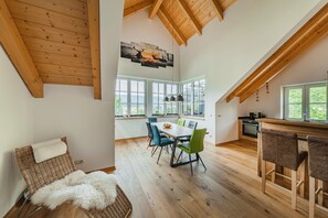 Ático Confort, 2 habitaciones, balcón, vistas a la montaña | Servicio de comidas en la habitación