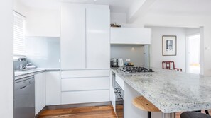 Four à micro-ondes, un four, lave-vaisselle, cafetière-théière