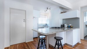 電子レンジ、オーブン、食器洗い機、コーヒー / ティーメーカー