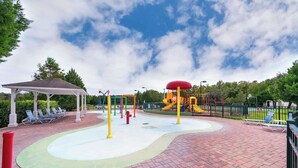A playground with a covered seating area and a water play area. - Charming 3brtownhome Near Disney (Kissimmee)