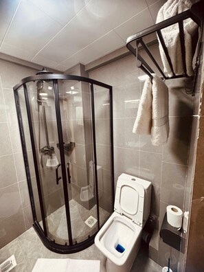 Douche, sèche-cheveux, bidet, serviettes fournies