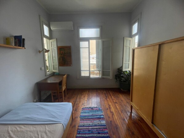 2 bedrooms, desk, iron/ironing board, free WiFi - Spacious room in artistic home amid vibrant Cairo (Cairo)