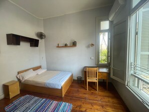 2 slaapkamers, een bureau, een strijkplank/strijkijzer, gratis wifi