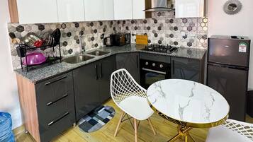 Jääkaappi, mikroaaltouuni, uuni, liesi