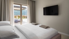 Tabla de planchar con plancha, wifi gratis y ropa de cama 