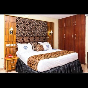 Habitación familiar, balcón, vistas a la ciudad | Escritorio, espacio para trabajar con un portátil, cortinas opacas