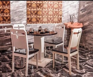 Habitación familiar, balcón, vistas a la ciudad | Comedor