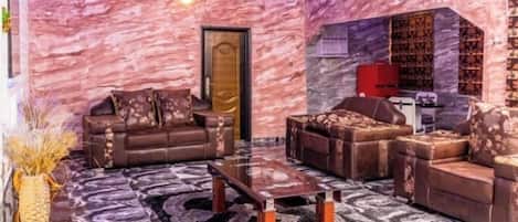 Habitación familiar, balcón, vista a la ciudad | Área de sala de estar
