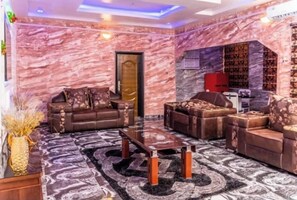 Habitació familiar, balcó, vistes a la ciutat | Sala d'estar