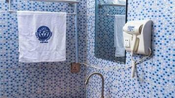 Quarto família, sacada, vista para a cidade | Banheiro | Produtos de toalete grátis, secador de cabelo, toalhas de banho