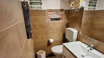 Jetted bath, hair dryer, bidet, towels