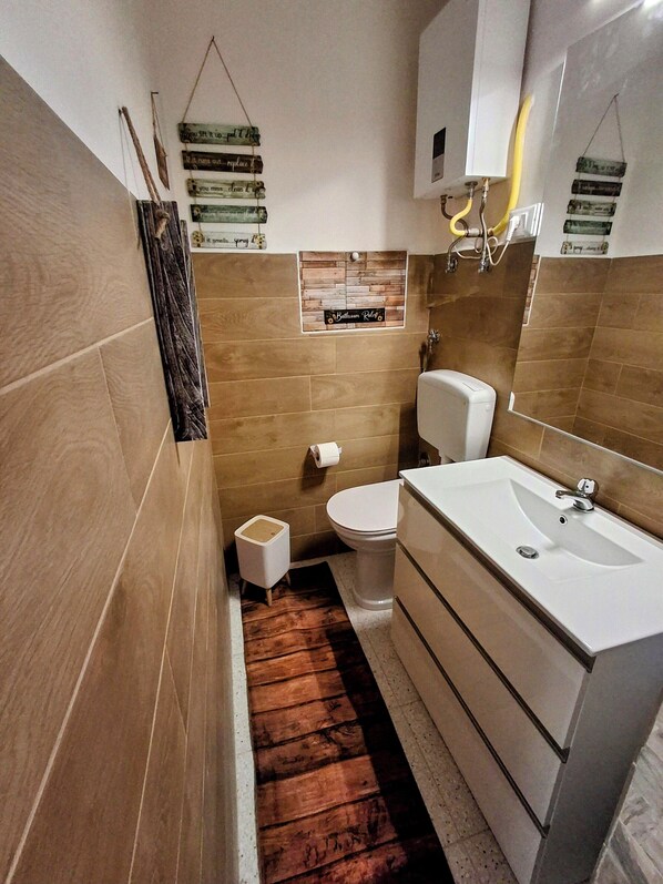 Baignoire à jets, bidet, serviettes fournies, savon