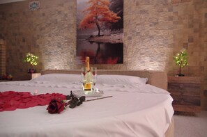1 bedroom, bed sheets