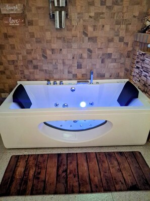 Baignoire à jets, bidet, serviettes fournies, savon