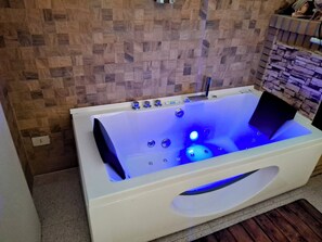 Baignoire à jets, bidet, serviettes fournies, savon