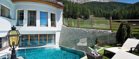 Piscine intérieure, piscine extérieure