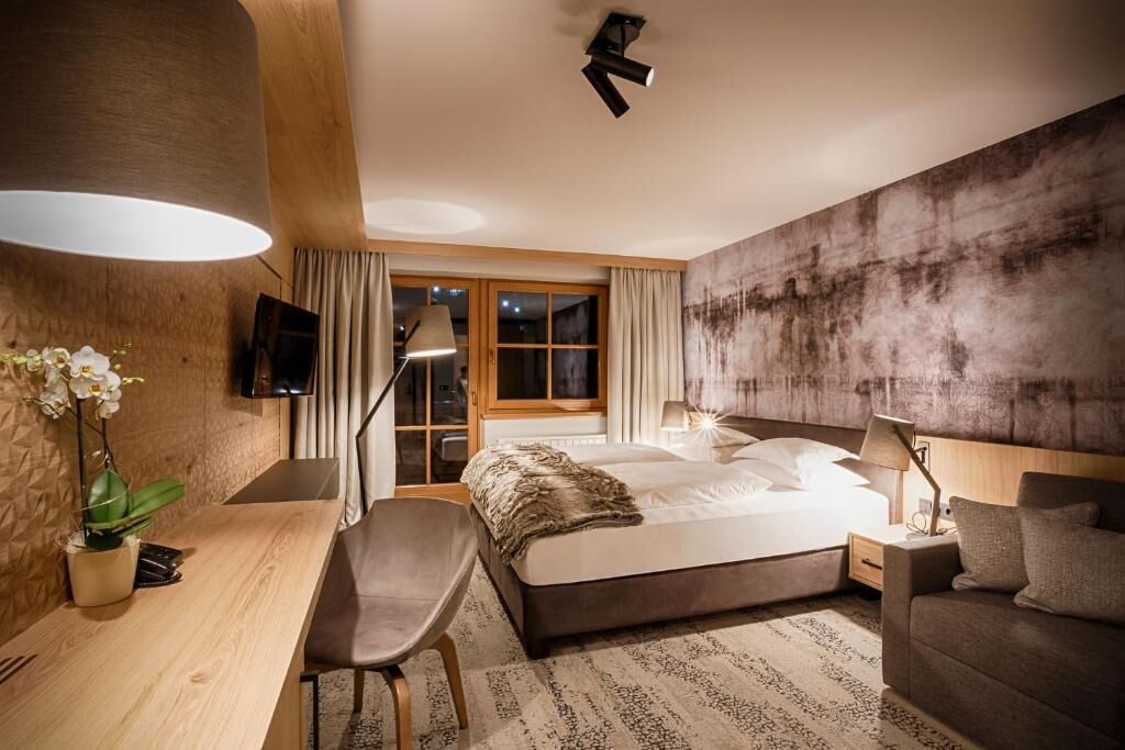 Suite Junior, balcon, vue montagne | Coffres-forts dans les chambres, Wi-Fi gratuit