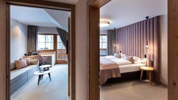 Suite - balkon - bjergudsigt | Minibar, pengeskab på værelset, gratis Wi-Fi, sengetøj