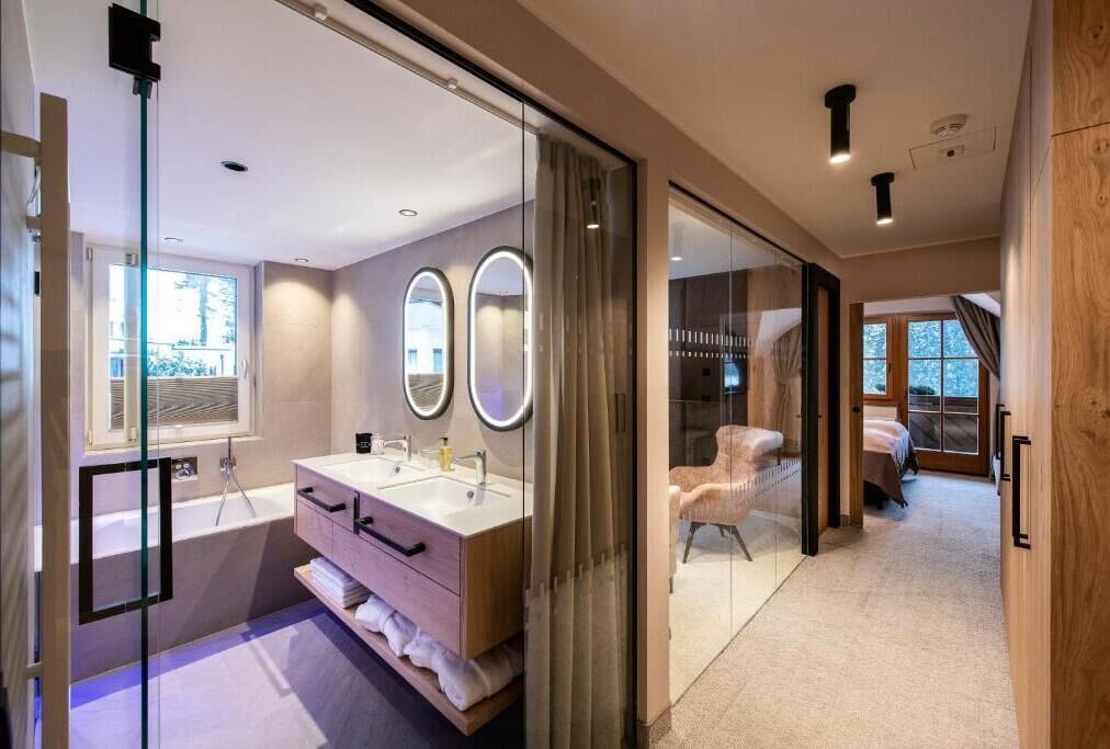 Suite, balcon, vue montagne | Coffres-forts dans les chambres, Wi-Fi gratuit