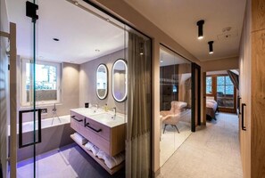 Minibar, caja de seguridad en la habitación, wifi gratis y ropa de cama 