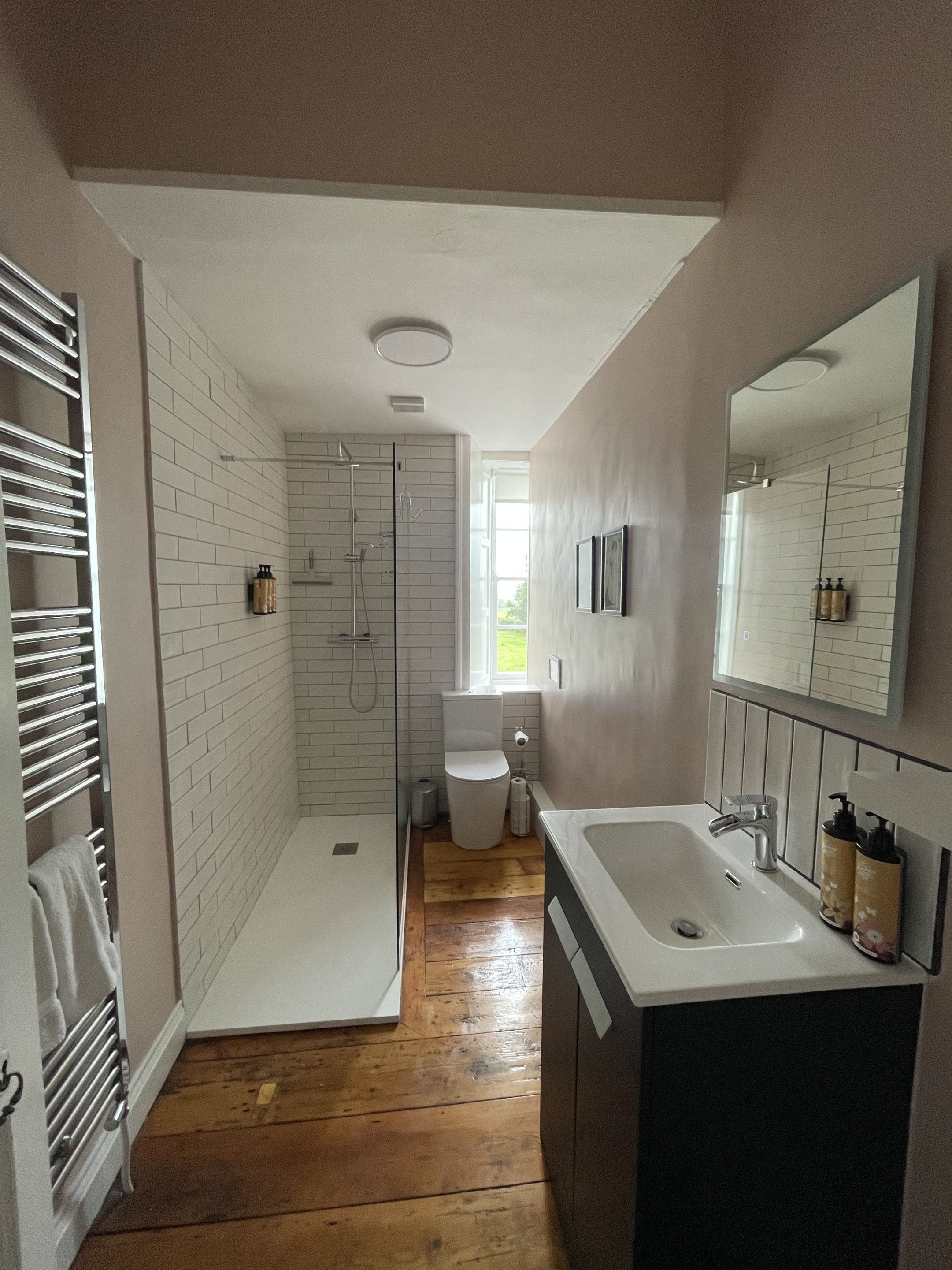 Une salle de bain avec douche, toilettes et lavabo.