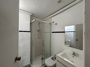 Douche, serviettes fournies