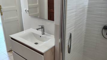 Douche, serviettes fournies