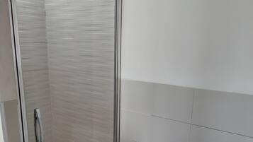 Een douche, handdoeken