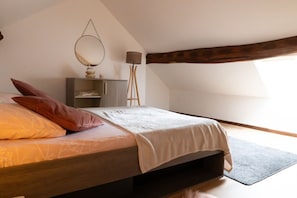 2 bedrooms, internet, bed sheets