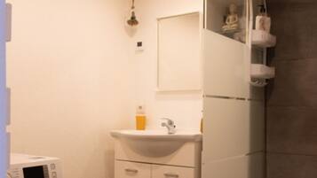 Douche, sèche-cheveux, serviettes fournies, savon