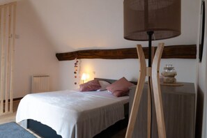 2 bedrooms, internet, bed sheets