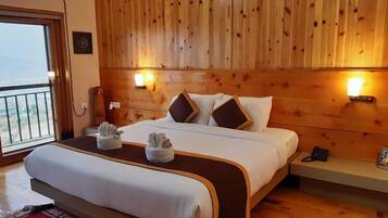 Kamar Double atau Twin Standar, pemandangan lembah | Brankas, meja kerja, ruang kerja ramah laptop, dan setrika/meja setrika