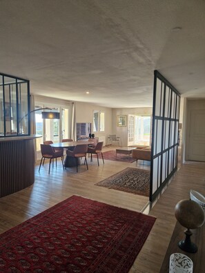 Dining - PANORAMIC VIEW of Mont Ventoux Between Gorges de l'Ardèche and Vallée de la Cèze (Salazac)
