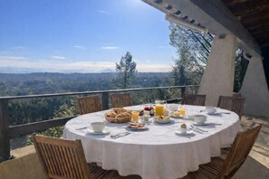 Outdoor dining - PANORAMIC VIEW of Mont Ventoux Between Gorges de l'Ardèche and Vallée de la Cèze (Salazac)