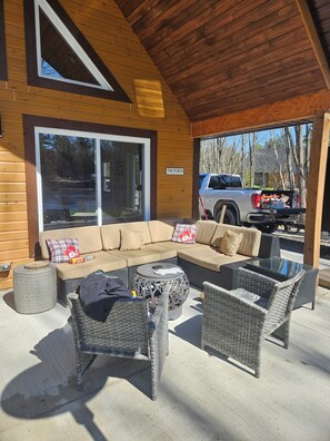 Terrace/patio - Kellys On The River Mansfield Quebec - 3 bedrooms with kayaks. (Mansfeild)