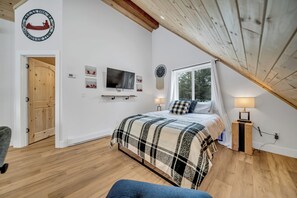 3 bedrooms, desk, free WiFi, bed sheets - Kellys On The River Mansfield Quebec - 3 bedrooms with kayaks. (Mansfeild)