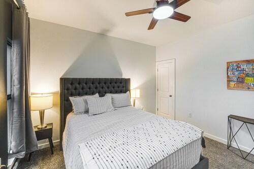 3 Mi to Dtwn: Dallas Getaway w/ Game Area!