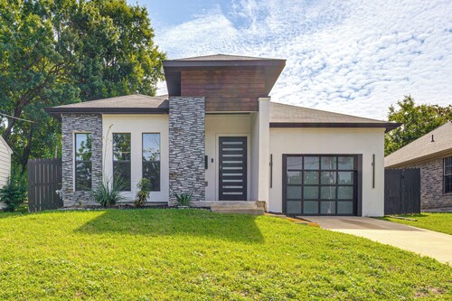 3 Mi to Dtwn: Dallas Getaway w/ Game Area!