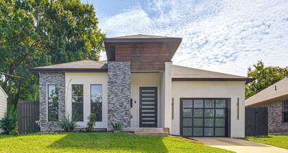 3 Mi to Dtwn: Dallas Getaway w/ Game Area!