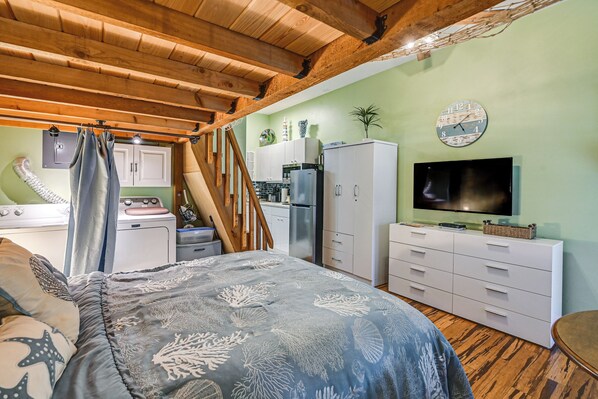 Apartment (0 Bedroom) | Interior - Poolside Relaxation: Resort Condo in Naples! (Naples)