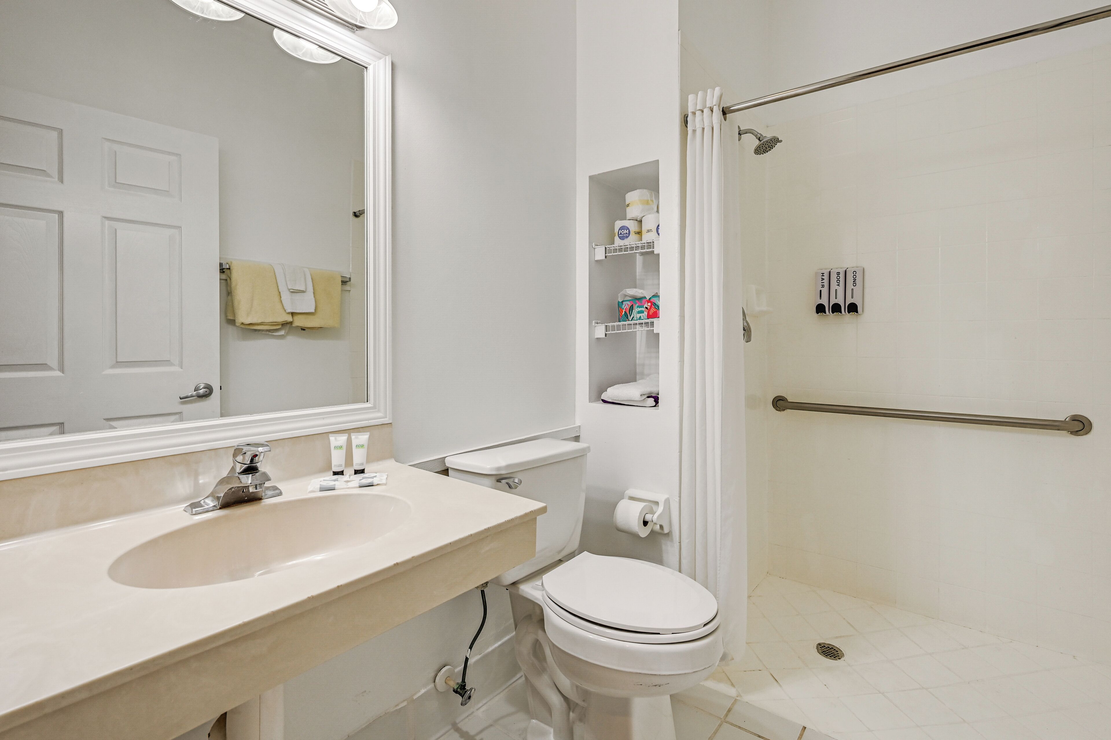 Un baño con lavamanos, inodoro y ducha.